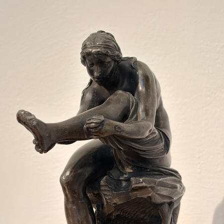 Eine Bronzeskulptur im Museum