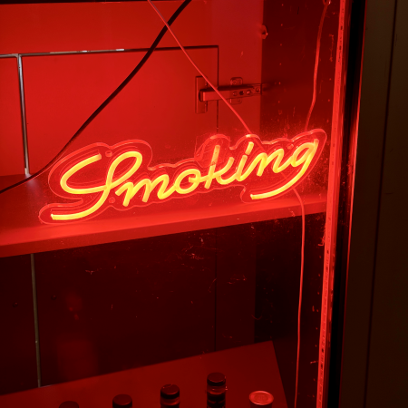 Ein Neonschriftzug: Smoking