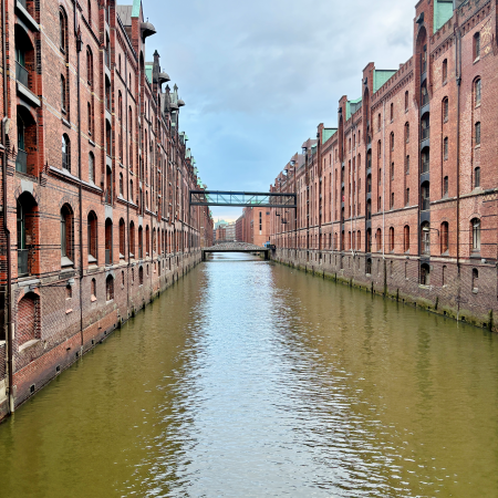 Blick über ein Fleet in der Speicherstadt