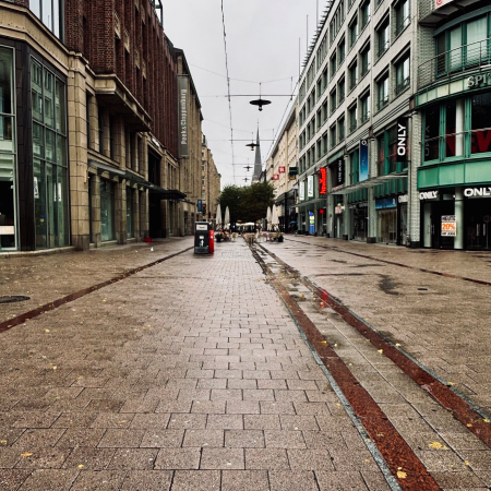 Die menschenleere Spitalerstraße im Regen