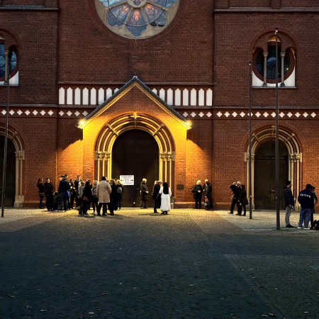 Das Portal zu St. Marien mit abendlicher Beleuchtung