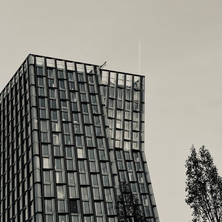 Die Fassade der Tanzenden Türme in S/W