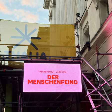 Reklameschild für "Der Menschenfeind" am Thalia-Theater