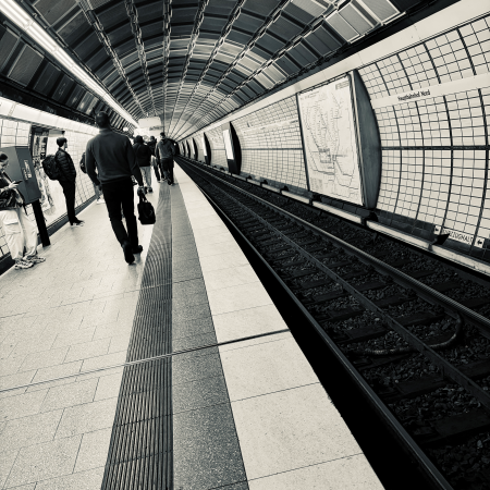 SW-Foto einer U-Bahnröhre im Hauptbahnhof