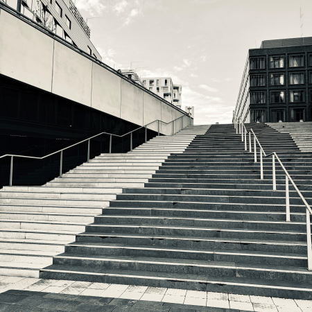 SW-Foto von trostlos wirkenden Treppen am Westfield-Center